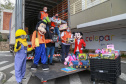 Nesta segunda-feira, 21, a Celepar fez a entrega dos brinquedos, para a Defesa Civil e para a Superintendência de Ação Solidária, arrecadados para a campanha Paraná Piá, foram mais de 1.200 doações feitas pelos colaboradores da companhia durante a semana em que o padrinho foi o presidente, Leandro Moura. A campanha continua até o dia 4 de outubro e quem quiser doar pode deixar os brinquedos em uma caixa de coleta na recepção da Celepar.
Foto: Valdelino Pontes