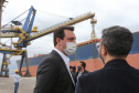 O governador Carlos Massa Ratinho Júnior inaugura nesta terça-feira (22), o novo berço 201, no Porto de Paranaguá. Com investimentos de R$ 201,7 milhões, a ampliação do cais vai aumentar em 140% a capacidade atual de movimentação e autoriza a contratação do projeto para obras de derrocamento submarino do maciço rochoso conhecido como Palanganas. A remoção permitirá o aprofundamento do canal de acesso ao porto em até 14,60 metros. Paranagua, 22/09/2020 - Foto: Geraldo Bubniak/AEN
