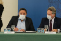 O governador Carlos Massa Ratinho Junior e o diretor-geral brasileiro de Itaipu, Joaquim Silva e Luna, formalizam nesta sexta-feira (25),  no Palácio Iguaçu, uma parceria entre o Estado e a hidrelétrica para a duplicação de 8,7 quilômetros da BR-469, em Foz do Iguaçu.  Curitiba, 24/09/2020. Foto: Geraldo Bubniak/AEN