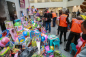 Quem ainda não fez doação de brinquedos para a campanha Paraná Piá tem até segunda-feira (5) para contribuir e ajudar a levar alegria a crianças que estão em tratamento de saúde no Estado. A arrecadação teve início no dia 9 de setembro e já contou com a participação de servidores de diversas secretarias do Estado e também de pessoas e empresas de fora do governo. Foto: Valdelino Pontes