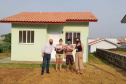  Quinze famílias carentes de Itapejara D’Oeste realizaram nesta quinta-feira (1) o sonho de ter uma casa própria. As unidades habitacionais foram entregues pela Cohapar, Secretaria da Justiça, Família e Trabalho (Sejuf) e a prefeitura, parceiros em um projeto viabilizado por meio do programa Nossa Gente Paraná. Foto: Eduardo Cioatto / Cohapar