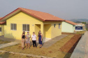  Quinze famílias carentes de Itapejara D’Oeste realizaram nesta quinta-feira (1) o sonho de ter uma casa própria. As unidades habitacionais foram entregues pela Cohapar, Secretaria da Justiça, Família e Trabalho (Sejuf) e a prefeitura, parceiros em um projeto viabilizado por meio do programa Nossa Gente Paraná. Foto: Eduardo Cioatto / Cohapar