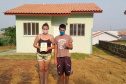  Quinze famílias carentes de Itapejara D’Oeste realizaram nesta quinta-feira (1) o sonho de ter uma casa própria. As unidades habitacionais foram entregues pela Cohapar, Secretaria da Justiça, Família e Trabalho (Sejuf) e a prefeitura, parceiros em um projeto viabilizado por meio do programa Nossa Gente Paraná. Foto: Eduardo Cioatto / Cohapar