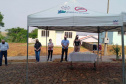  Quinze famílias carentes de Itapejara D’Oeste realizaram nesta quinta-feira (1) o sonho de ter uma casa própria. As unidades habitacionais foram entregues pela Cohapar, Secretaria da Justiça, Família e Trabalho (Sejuf) e a prefeitura, parceiros em um projeto viabilizado por meio do programa Nossa Gente Paraná. Foto: Eduardo Cioatto / Cohapar