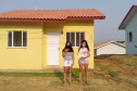  Quinze famílias carentes de Itapejara D’Oeste realizaram nesta quinta-feira (1) o sonho de ter uma casa própria. As unidades habitacionais foram entregues pela Cohapar, Secretaria da Justiça, Família e Trabalho (Sejuf) e a prefeitura, parceiros em um projeto viabilizado por meio do programa Nossa Gente Paraná. Foto: Eduardo Cioatto / Cohapar