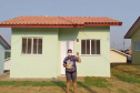  Quinze famílias carentes de Itapejara D’Oeste realizaram nesta quinta-feira (1) o sonho de ter uma casa própria. As unidades habitacionais foram entregues pela Cohapar, Secretaria da Justiça, Família e Trabalho (Sejuf) e a prefeitura, parceiros em um projeto viabilizado por meio do programa Nossa Gente Paraná. Foto: Eduardo Cioatto / Cohapar