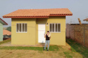  Quinze famílias carentes de Itapejara D’Oeste realizaram nesta quinta-feira (1) o sonho de ter uma casa própria. As unidades habitacionais foram entregues pela Cohapar, Secretaria da Justiça, Família e Trabalho (Sejuf) e a prefeitura, parceiros em um projeto viabilizado por meio do programa Nossa Gente Paraná. Foto: Eduardo Cioatto / Cohapar