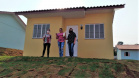  Quinze famílias carentes de Itapejara D’Oeste realizaram nesta quinta-feira (1) o sonho de ter uma casa própria. As unidades habitacionais foram entregues pela Cohapar, Secretaria da Justiça, Família e Trabalho (Sejuf) e a prefeitura, parceiros em um projeto viabilizado por meio do programa Nossa Gente Paraná. Foto: Eduardo Cioatto / Cohapar