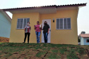  Quinze famílias carentes de Itapejara D’Oeste realizaram nesta quinta-feira (1) o sonho de ter uma casa própria. As unidades habitacionais foram entregues pela Cohapar, Secretaria da Justiça, Família e Trabalho (Sejuf) e a prefeitura, parceiros em um projeto viabilizado por meio do programa Nossa Gente Paraná. Foto: Eduardo Cioatto / Cohapar