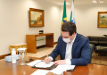 O governador Carlos Massa Ratinho Junior assinou o decreto de utilidade pública das áreas atingidas pelas obras do novo Trevo Cataratas, em Cascavel, na Região Oeste. Esta é a primeira etapa para a desapropriação de quatro áreas, totalizando 3.819,63 metros quadrados, necessários para a execução dos 9 quilômetros de vias e dois viadutos da obra. Foto: Rodrigo Felix Leal/AEN