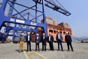 O Porto de Paranaguá recebeu nesta sexta-feira (2) a visita oficial do embaixador plurinacional da Bolívia, Wilfredo Rojo. A comitiva boliviana veio conhecer um possível depósito franco, que será doado pelo Governo Federal ao país vizinho. O processo de cessão é instruído pelo Ministério da Infraestrutura, através da Secretaria Nacional dos Portos.