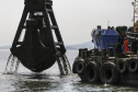 Os portos do Paraná começaram o mês de outubro com o maior número de equipamentos de dragagem operando de forma simultânea no Brasil. São sete unidades em atividade, ao mesmo tempo: quatro dragas, dois batelões e um nivelador. Foto: Jonathan Campos / AEN