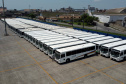 O Porto de Paranaguá embarcou nesta quinta-feira (15) um lote de 110 ônibus com destino ao Porto de Boma, na República Democrática do Congo, na África. Os veículos fazem parte de uma remessa de 440 coletivos que serão exportados para o continente. Com isso, o porto paranaense reafirma sua posição como principal porta de saída de ônibus e micro-ônibus produzidos no Brasil. Foto: Paulo Henrique Rolim
