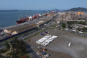 O Porto de Paranaguá embarcou nesta quinta-feira (15) um lote de 110 ônibus com destino ao Porto de Boma, na República Democrática do Congo, na África. Os veículos fazem parte de uma remessa de 440 coletivos que serão exportados para o continente. Com isso, o porto paranaense reafirma sua posição como principal porta de saída de ônibus e micro-ônibus produzidos no Brasil. Foto: Paulo Henrique Rolim