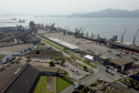 O Porto de Paranaguá embarcou nesta quinta-feira (15) um lote de 110 ônibus com destino ao Porto de Boma, na República Democrática do Congo, na África. Os veículos fazem parte de uma remessa de 440 coletivos que serão exportados para o continente. Com isso, o porto paranaense reafirma sua posição como principal porta de saída de ônibus e micro-ônibus produzidos no Brasil. Foto: Paulo Henrique Rolim