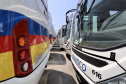 O Porto de Paranaguá embarcou nesta quinta-feira (15) um lote de 110 ônibus com destino ao Porto de Boma, na República Democrática do Congo, na África. Os veículos fazem parte de uma remessa de 440 coletivos que serão exportados para o continente. Com isso, o porto paranaense reafirma sua posição como principal porta de saída de ônibus e micro-ônibus produzidos no Brasil. 