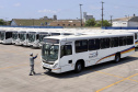 O Porto de Paranaguá embarcou nesta quinta-feira (15) um lote de 110 ônibus com destino ao Porto de Boma, na República Democrática do Congo, na África. Os veículos fazem parte de uma remessa de 440 coletivos que serão exportados para o continente. Com isso, o porto paranaense reafirma sua posição como principal porta de saída de ônibus e micro-ônibus produzidos no Brasil. 