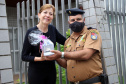 Curitiba, 15 de Outubro de 2020. Para celebrar o Dia do Professor, Colégio da Polícia Militar faz homenagem aos seus professores. Foto: Eliana do Rocio Zajko, Pedagoga do CPM, recebe das mãos do Maj. QOPM Anderson Mendes de Araújo, Comandante do CPM, uma lembrança alusiva ao Dia do Professor. 