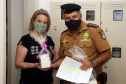Curitiba, 15 de Outubro de 2020. Para celebrar o Dia do Professor, Colégio da Polícia Militar faz homenagem aos seus professores. Foto: Professora Joyce Mari Sera Marques, professora de Geografia do CPM, e o Maj QOPM Anderson Mendes de Araújo, Comandante do CPM.
