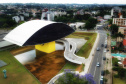Depois de sete meses fechado, o Museu Oscar Niemeyer (MON) reabriu ao público na última sexta-feira (16), seguindo orientações de segurança determinadas pela Secretaria Estadual de Saúde. A programação virtual do #monemcasa, entretanto, continua acontecendo por meio de oficinas, mediações, quizzes e lives. Foto: José Fernando Ogura/AEN
