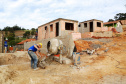 A Cohapar publicou nesta segunda-feira (19) o Manual de Gestão e Fiscalização de Obras sob a responsabilidade da empresa. O material traz conteúdos com orientações detalhadas aos engenheiros, arquitetos e técnicos da companhia que atuam como gestores e fiscais dos projetos de construção e reforma de casas populares, instalação de infraestrutura, urbanização e recuperação ambiental. Foto: Gilson Abreu/AEN