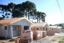 A Cohapar publicou nesta segunda-feira (19) o Manual de Gestão e Fiscalização de Obras sob a responsabilidade da empresa. O material traz conteúdos com orientações detalhadas aos engenheiros, arquitetos e técnicos da companhia que atuam como gestores e fiscais dos projetos de construção e reforma de casas populares, instalação de infraestrutura, urbanização e recuperação ambiental. 