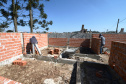 A Cohapar publicou nesta segunda-feira (19) o Manual de Gestão e Fiscalização de Obras sob a responsabilidade da empresa. O material traz conteúdos com orientações detalhadas aos engenheiros, arquitetos e técnicos da companhia que atuam como gestores e fiscais dos projetos de construção e reforma de casas populares, instalação de infraestrutura, urbanização e recuperação ambiental. Foto: Cohapar