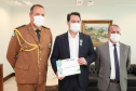 O governador Carlos Massa Ratinho Junior afirmou nesta quarta-feira (21) que a Casa Militar e a Defesa Civil do Estado desempenham papel fundamental de apoio à população no enfrentamento da pandemia do novo coronavírus no Paraná, a primeira com a logística do transporte aéreo dos testes e a segunda com a capacidade de organização e distribuição de insumos e Equipamentos de Proteção Individual (EPIs), além da participação efetiva em ações solidárias e de ajuda humanitária