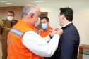 O governador Carlos Massa Ratinho Junior afirmou nesta quarta-feira (21) que a Casa Militar e a Defesa Civil do Estado desempenham papel fundamental de apoio à população no enfrentamento da pandemia do novo coronavírus no Paraná, a primeira com a logística do transporte aéreo dos testes e a segunda com a capacidade de organização e distribuição de insumos e Equipamentos de Proteção Individual (EPIs), além da participação efetiva em ações solidárias e de ajuda humanitária