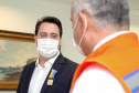 O governador Carlos Massa Ratinho Junior afirmou nesta quarta-feira (21) que a Casa Militar e a Defesa Civil do Estado desempenham papel fundamental de apoio à população no enfrentamento da pandemia do novo coronavírus no Paraná, a primeira com a logística do transporte aéreo dos testes e a segunda com a capacidade de organização e distribuição de insumos e Equipamentos de Proteção Individual (EPIs), além da participação efetiva em ações solidárias e de ajuda humanitária