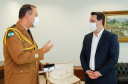Ratinho Junior fez reconhecimento ao trabalho dos profissionais durante cerimônia reservada. O governador Ratinho Junior foi agraciado com a Medalha de Mérito da Casa Militar e a Medalha de Mérito da Defesa Civil. Foto: Rodrigo Felix Leal
