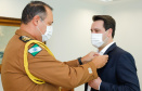 Ratinho Junior fez reconhecimento ao trabalho dos profissionais durante cerimônia reservada. O governador Ratinho Junior foi agraciado com a Medalha de Mérito da Casa Militar e a Medalha de Mérito da Defesa Civil.