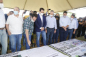 O governador Ratinho Junior também conheceu o espaço do Parque Tecnológico de Maringá, que ocupará um terreno de 180 mil metros quadrados, subdivividos em mais de 50 loteamentos, próximo ao Parque do Japão. A expectativa é reunir em um só espaço, com toda a infraestrutura necessária, a maior parte da inovação tecnológica do município.
Foto Gilson Abreu