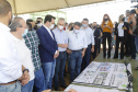 O governador Ratinho Junior também conheceu o espaço do Parque Tecnológico de Maringá, que ocupará um terreno de 180 mil metros quadrados, subdivividos em mais de 50 loteamentos, próximo ao Parque do Japão. A expectativa é reunir em um só espaço, com toda a infraestrutura necessária, a maior parte da inovação tecnológica do município.
Foto Gilson Abreu