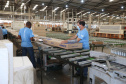 FEITA NO PARANA - Grupo Munhoz Caetano, holding do segmento moveleiro, que produz móveis seriados para o segmento de sala de estar.  A Caemmun Movelaria está sediada em Arapongas, um dos maiores polos moveleiros do país. Na foto fabrica da Filial Sabáudia. 06/10/2020 - Foto: Geraldo Bubniak/AEN