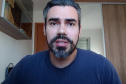 O professor Sylvio Barbon Júnior, do Departamento de Computação, explica que a funcionalidade do chat é bem simples. O usuário envia uma pergunta escrita ou por áudio e, em segundos, a inteligência artificial do programa interpreta a mensagem, acessa bancos de dados oficiais e fornece a resposta. Após seis meses de criação, a média de atendimentos é de 30 por dia. Foto:UEL