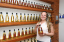 FEITO NO PARANA - Cachaça Companheira Melhor Cachaça Extra Premium do Brasil. Eleita pelo IV Ranking da Cúpula da Cachaça. Considerada a Cachaça do ano de 2020 por atingir a maior pontuação entre todas as 50 finalistas do Ranking. Na foto, Raquel Bonicontro gerente da Cacharia.Jandaia do Sul - 06/10/2020 - Foto: Geraldo Bubniak/AEN