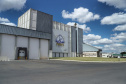 Em Ponta Grossa, o moinho Herança Holandesa, do grupo Unium - que reúne as cooperativas Frísia, Castrolanda e Capal - foi pensado para produzir farinhas especiais para linhas industriais do mercado B2B, como é conhecida a produção para outras marcas. 

No entanto, em 2017, a empresa investiu em tecnologia, ampliou seu mix e iniciou a produção de farinhas para uso doméstico.