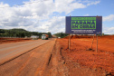 Obra de implantação do acesso às indústrias de Pitanga. São construídas marginais em um trecho de 4,2 quilômetros da PR-466, perto do posto da Polícia Rodoviária Estadual, o projeto prevê pistas paralelas à rodovia em ambos os sentidos, totalizando 8,4 quilômetros de extensão. 19/11/2020 - Foto: Geraldo Bubniak/AEN