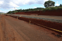 Obra de implantação do acesso às indústrias de Pitanga. São construídas marginais em um trecho de 4,2 quilômetros da PR-466, perto do posto da Polícia Rodoviária Estadual, o projeto prevê pistas paralelas à rodovia em ambos os sentidos, totalizando 8,4 quilômetros de extensão. 19/11/2020 - Foto: Geraldo Bubniak/AEN