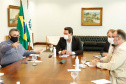 O Governo do Estado ampliou as medidas restritivas para evitar a propagação do novo coronavírus e conter o aumento das infecções no Paraná. O decreto 6294/2020, editado nesta quinta-feira (03), estabelece, entre outras regras, a proibição de confraternizações e eventos presenciais que causem aglomerações com grupos de mais de 10 pessoas, excluídas da contagem crianças de até 14 anos. 