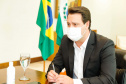 O Governo do Estado ampliou as medidas restritivas para evitar a propagação do novo coronavírus e conter o aumento das infecções no Paraná. O decreto 6294/2020, editado nesta quinta-feira (03), estabelece, entre outras regras, a proibição de confraternizações e eventos presenciais que causem aglomerações com grupos de mais de 10 pessoas, excluídas da contagem crianças de até 14 anos. 