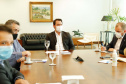 O Governo do Estado ampliou as medidas restritivas para evitar a propagação do novo coronavírus e conter o aumento das infecções no Paraná. O decreto 6294/2020, editado nesta quinta-feira (03), estabelece, entre outras regras, a proibição de confraternizações e eventos presenciais que causem aglomerações com grupos de mais de 10 pessoas, excluídas da contagem crianças de até 14 anos. 