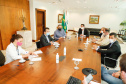 O Governo do Estado ampliou as medidas restritivas para evitar a propagação do novo coronavírus e conter o aumento das infecções no Paraná. O decreto 6294/2020, editado nesta quinta-feira (03), estabelece, entre outras regras, a proibição de confraternizações e eventos presenciais que causem aglomerações com grupos de mais de 10 pessoas, excluídas da contagem crianças de até 14 anos. 