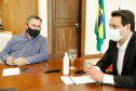 O Governo do Estado ampliou as medidas restritivas para evitar a propagação do novo coronavírus e conter o aumento das infecções no Paraná. O decreto 6294/2020, editado nesta quinta-feira (03), estabelece, entre outras regras, a proibição de confraternizações e eventos presenciais que causem aglomerações com grupos de mais de 10 pessoas, excluídas da contagem crianças de até 14 anos. 