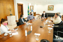 O Governo do Estado ampliou as medidas restritivas para evitar a propagação do novo coronavírus e conter o aumento das infecções no Paraná. O decreto 6294/2020, editado nesta quinta-feira (03), estabelece, entre outras regras, a proibição de confraternizações e eventos presenciais que causem aglomerações com grupos de mais de 10 pessoas, excluídas da contagem crianças de até 14 anos. 