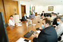 O Governo do Estado ampliou as medidas restritivas para evitar a propagação do novo coronavírus e conter o aumento das infecções no Paraná. O decreto 6294/2020, editado nesta quinta-feira (03), estabelece, entre outras regras, a proibição de confraternizações e eventos presenciais que causem aglomerações com grupos de mais de 10 pessoas, excluídas da contagem crianças de até 14 anos. 
