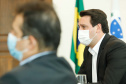 O Governo do Estado ampliou as medidas restritivas para evitar a propagação do novo coronavírus e conter o aumento das infecções no Paraná. O decreto 6294/2020, editado nesta quinta-feira (03), estabelece, entre outras regras, a proibição de confraternizações e eventos presenciais que causem aglomerações com grupos de mais de 10 pessoas, excluídas da contagem crianças de até 14 anos. 