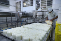 Documento publicado semanalmente pelo Deral mostra que o leite teve queda no preço para o produtor e se refletiu também para o consumidor, devido à maior oferta no mercado e menor demanda.