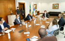 O governador Carlos Massa Ratinho Junior se reuniu nesta segunda-feira (7) com a diretoria da Ferragens Negrão, empresa que atua há 52 anos no mercado de ferramentas para construção civil e que planeja investir R$ 63 milhões no Paraná. O encontro foi marcado pela apresentação da primeira parte desse aporte, de R$ 19 milhões, que aconteceu em um novo Centro de Distribuição e em uma loja em São José dos Pinhais, na Região Metropolitana de Curitiba.